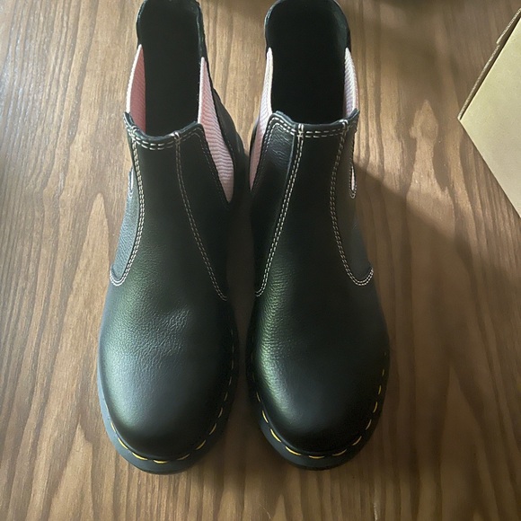 NIB Dr. Martens Black + Baby Pink Virginia Chelsea Boot - Picture 5 of 5